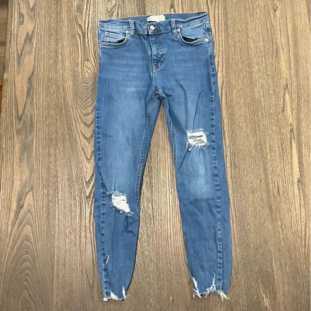 Free People Medium Wash Blue Distressed Raw Hem Skinny Jeans Size 28